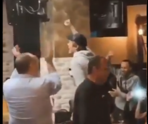 SLAVILO SE U BARU DALEKO U NOĆ: Pesma za velikog navijača Partizana koji je srušio Zvezdu (VIDEO)