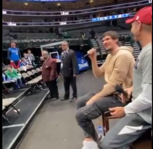 NIJE MNOGO PROVEO NA PARKETU, ALI JE ZAPEVAO: Bobi izveo numeru Šabana Šaulića za radost velikog broja Srba u dvorani (VIDEO)