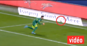 DA LI JE OVO NAJSMEŠNIJI AUTOGOL: Golmanu su se zbog ovoga smejali svi na stadionu (VIDEO)