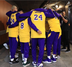 EMOTIVNO VEČE: Lejkersi se u velikom stilu oprostili od Kobija, igrači i navijači ujedinjeni u suzama (FOTO) (VIDEO)