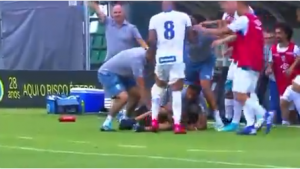 NEREDI U BRAZILU: Golman ni kriv, ni dužan izvukao deblji kraj (VIDEO)