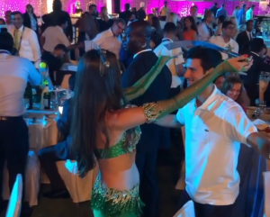 NOLE, VRAGOLANE: Đoković u Dubaiju igrao sa trbušnom plesačicom i sabljom na glavi (VIDEO)