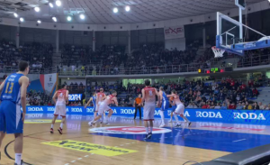 INTERESANTNA PROMENA: Zvezda u neobičnoj boji dresova ‘lomi’ Radnički na poluvremenu (TVITOVI)