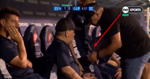PA, ZAR OPET: Maradona dobio ‘paketić’ u sred utakmice, svi se pitaju da li se to ponovo drogira? (VIDEO)