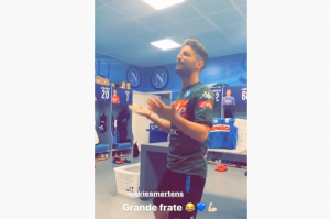 SRUŠIĆE INTERNET: Dris Mertens đuskao uz srpski hit, ludnica u svlačionici Napolija! (VIDEO)