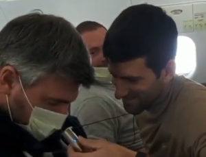 BUĐENJE NA NOVAKOV NAČIN: Đoković ‘maltretirao’ Ivaniševića tokom spavanja, čeka se osveta (VIDEO)