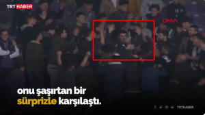 MOŽE LI LUĐE: Navijači u Turskoj se tukli, policajac ušao među njih, a onda – rođendanska pesma! (VIDEO)