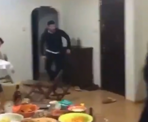 LUDI TURCI: Navijači Galatasaraja izlomili sve po kući dok su gledali pobedu protiv Fenera (VIDEO)