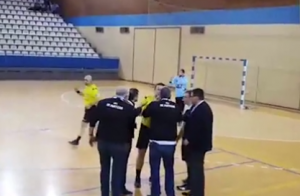SKANDAL NA BANJICI: Prekinut rukometni derbi, stručni štab i igrači ‘ganjali’ sudiju po parketu (VIDEO)