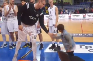 HIT IZ NIŠA: Evo kako su sin Vila Mozlija i Novica Veličković slavili sa ‘Grobarima’ (VIDEO)