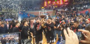 OLE: Najsvečaniji trenutak večeri, Novica Veličković podigao ‘Žućkovu levicu’ (VIDEO)