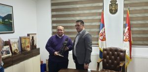 PARTIZAN U KOSOVSKOJ MITROVICI: Profesor Vuletić primio statuu kneza Lazara (FOTO)