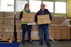 HUMANOST NA DELU: Andrea Arsović delila pakete penzionerima Savskog venca!