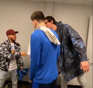 ZVEZDE NA JEDNOM MESTU: Dončića je posetio specijalni gost Azar, ali je njihov sastanak prekinuo Bobi (VIDEO)