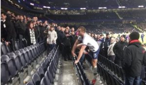 SKANDAL: Erik Dajer uleteo na tribinu da se obračuna sa navijačima, razlog je…