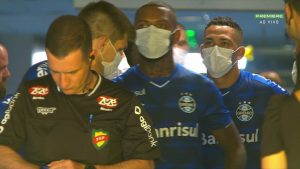 E OVO SE STVARNO NIKAD NE VIĐA: Fudbaleri slavnog tima izašli na teren sa zaštitnim maskama, svet priča o ovom protestu!