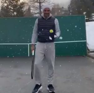 NE MOŽE BEZ TENISA: Federer po snegu tempira formu za nastavak (VIDEO)