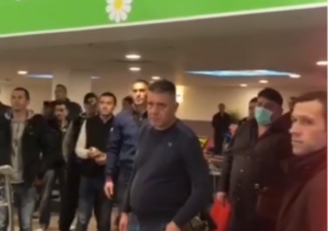 SJAJNO: ‘Grobari’ iz Pariza doneli hranu i obećali pomoć Srbima zarobljenim na aerodromu ‘Šarl de Gol’ (VIDEO)