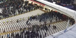 IZ ‘PTIČIJE PERSPEKTIVE’: Novi snimak međusobne tuče ‘Grobara’ na stadionu ‘Rajko Mitić’ (VIDEO)