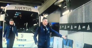 POZDRAV NEVIDLJIVIM NAVIJAČIMA: Kristijano Ronaldo je ovim gestom izazvao brojne komentare (VIDEO)