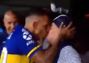 NALET STRASTI: Tevez šokirao svet i poljubio Maradonu u usta, a onda dao ludo objašnjenje! (FOTO)