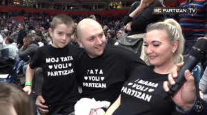 U SPECIJALNIM MAJICAMA: Porodica Marin iz Nemačke – ‘Svi navijamo za Partizan’! (VIDEO)