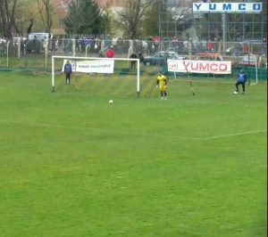 MERE PROTIV KORONE – ŠTA DA SE RADI KAD U VRANJU VOLE FUDBAL: Tribine prazne, a iza gola čovek do čoveka (FOTO)