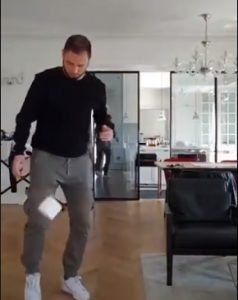 I DALJE JE MAJSTOR: Nekadašnji napadač Partizana zapalio društvene mreže pimplovanjem toalet papira (VIDEO)