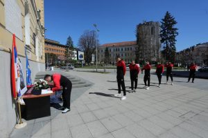 NE ZABORAVLJAJU ANTIĆA: Užice otvorilo knjigu žalosti, među prvima se upisali fudbaleri Slobode (FOTO)