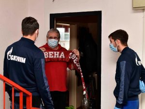 ZBOG OVOGA JE ZVEZDA VELIKA: Igrači crveno-belih u poseti članovima kluba starijim od 65 godina (FOTO)