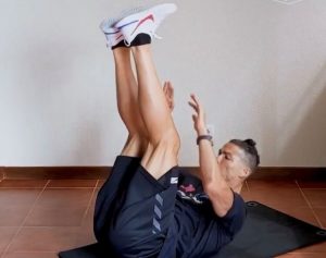 RONALDO POKRENUO BRUTALAN IZAZOV: Fudbaler Juventusa radio trbušnjake i prozvao ostale kolege (VIDEO)