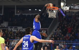 OLIMPIJAKOS NAŠAO ZAMENU ZA MILUTINOVA: Poznati američki centar stigao u Atinu!