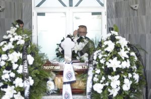 POSLEDNJI POZDRAV: Sahranjen legendarni navijač Partizana Miša Tumbas (FOTO)