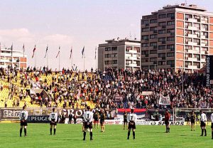 SEĆANJE NA ČUVENI MEČ: Vazdušna opasnost, na dresovima mete i 15.000 navijača – kako su Partizan i AEK igrali usred NATO bombardovanja! (FOTO)