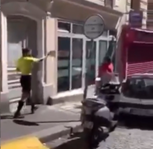 BRAZILCIMA FUDBAL BAŠ NEDOSTAJE: Sudija deli kartone onima koji ne poštuju socijalno distanciranje! (VIDEO)