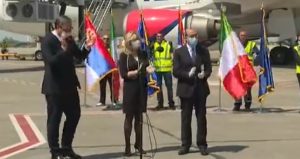 PESMA NAVIJAČA ATALANTE ZAGRMELA NA BEOGRADSKOM AERODROMU: Pomoć Italiji ispraćena uz dobro poznati huk ultarasa! (VIDEO)