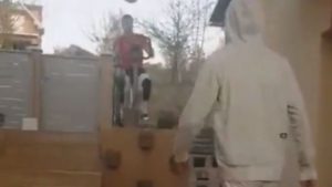 SJAJAN TRENING ZVEZDINE BRAĆE IZ SITIJA: Dok jedan pimpluje, drugi mu sa bicikla vraća loptu glavom (VIDEO)