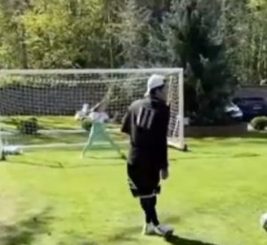 POGLED U JEDNU, LOPTA U DRUGU STRANU: Pogledajte kako Firmino vežba šut u karantinu (VDIEO)