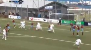 ČUDO SA FARSKIH OSTRVA: Postigao četiri gola za 13 minuta, od toga tri iz slobodnih udaraca! (VIDEO)