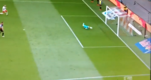 AU GOLMANE, ŠTA UČINI: Jarstajn poklonio gol Lajpcigu, nema sumnje da je ovo najsmešniji pogodak kola (VIDEO)