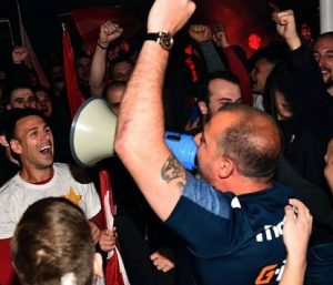 STANKOVIĆ SE DOHVATIO MEGAFONA, ‘DELIJE’ U DELIRIJUMU: Deki najavio ‘duplu krunu’, navijači Zvezde otpozdravili gromoglasnim skandiranjem (VIDEO)