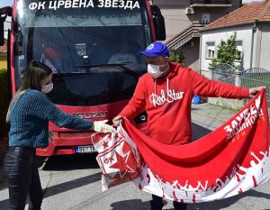 ZVEZDA NASTAVILA HUMANU AKCIJU: Crveno-beli obradovali navijače širom Srbije