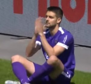 URNEBESNA ‘KORONA PROSLAVA’: Fudbaler u ‘Cvajti’ zbog novih pravila gol slavio na zanimljiv način (VIDEO)