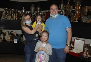 ISTINSKI HEROJ: Danijel Milenković sa porodicom posetio Partizan