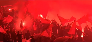 TREĆE POLUVREME: Grujić je odsvirao kraj, a tada su navijači Zvezde zapalili Beograd (VIDEO)