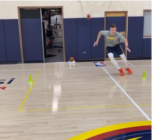 LUDILO U DENVERU: Sve ‘pršti’ na treningu Nagetsa, a sa razglasa se čuje poznati narodnjak! (VIDEO)