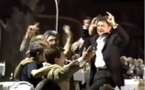 DAN KADA SE TUMBAKOVIĆ POPEO NA STOLICU: Pevao je iz sveg glasa u društvu Bjele, Koje, Bore Todorovića… (VIDEO)