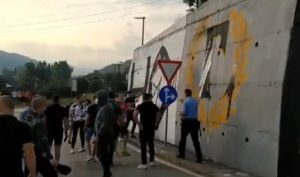 TUČA ‘DELIJA’ I ‘GROBARA’ OKO GRAFITA: Sukob navijača Zvezde i Partizana, intervenisala i policija (VIDEO)