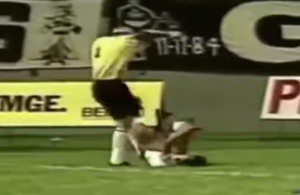 SEĆATE LI SE LEGENDARNOG BRAZILCA TAFARELA: Bio je ‘mačka’ na golu, ali i možda najluđa glava fudbala, znao je da prebije protivnika (VIDEO)