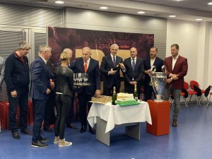 MOŽDA SU MISLILI DA SUTRA NEĆU BITI ŽIV: Uz osmeh i tortu Džajić proslavio rođendan i godišnjicu Barija (VIDEO)